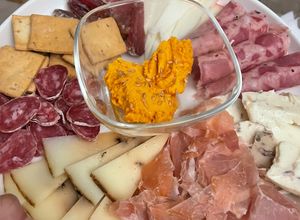 Foto principal de Hummus de piquillos en tabla de embutidos 🌶️🧀