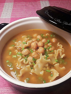 Una foto de Sopa de huesos de ternera con verduras orgánicas