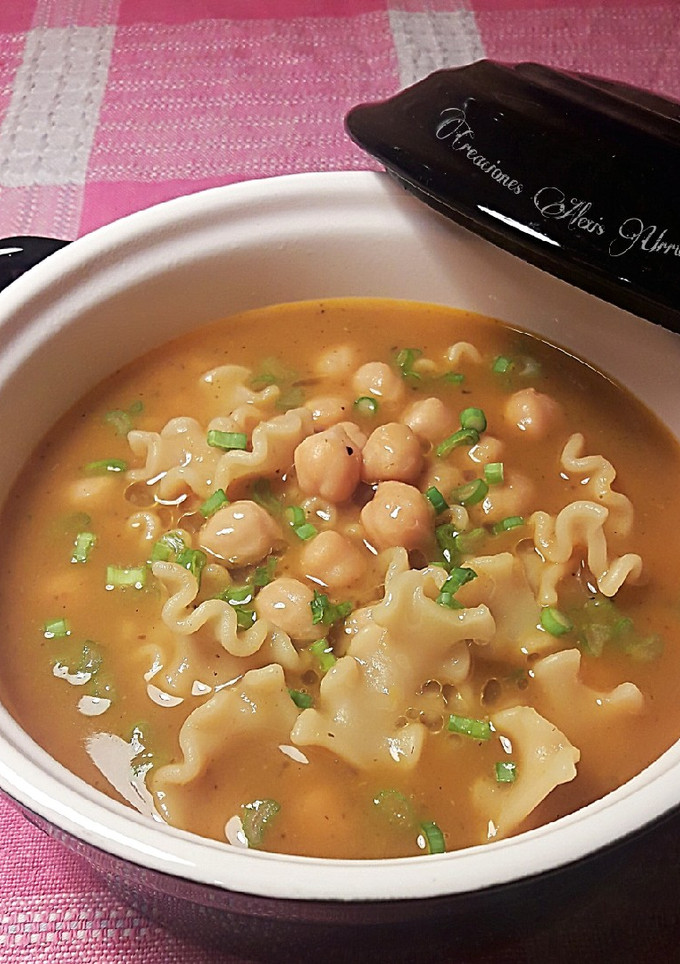 Una foto de Sopa de huesos de ternera con verduras orgánicas