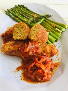 Zdjęcie przepisu Kotleciki/paluszki z indyka z dodatkiem cukinii i kuskusu.