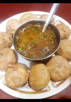 A picture of Khasta kachori.
