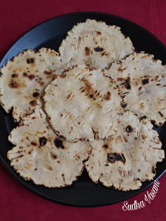 કાઠિયાવાડી ભાખરી (Kathiyawadi bhakhri recipe in Gujarati) રેસીપી મુખ્ય ફોટો