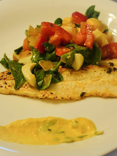 Una foto de Pejerrey marinado, verduras y salsa de hierbas!!