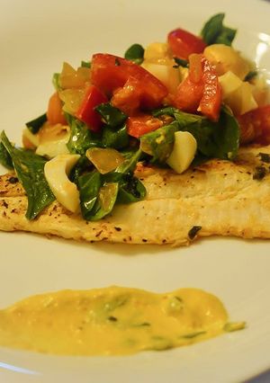 Una foto de Pejerrey marinado, verduras y salsa de hierbas!!