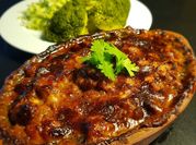 Una foto de pollo al pesto horneado