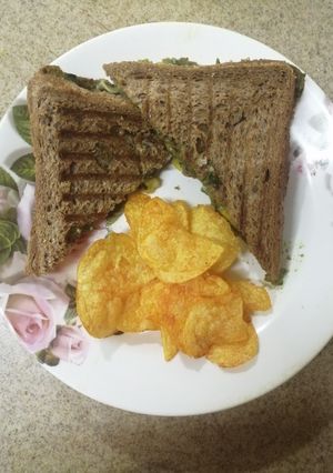 A picture of Spinach corn cheese sandwich.