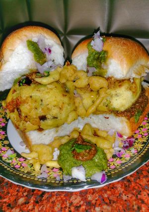A picture of Vada pav or vada pav.