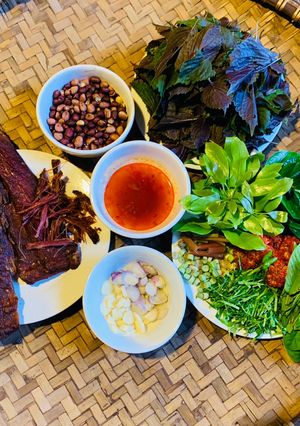 Hình của món Vào bếp cùng con: thịt lợn gác bếp cuốn rau mọc ven đường Sải Duần, tươi xanh mơn mởn!.