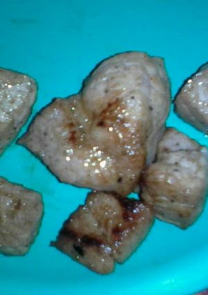 Una foto de Trocitos condimentados de carne de puerco