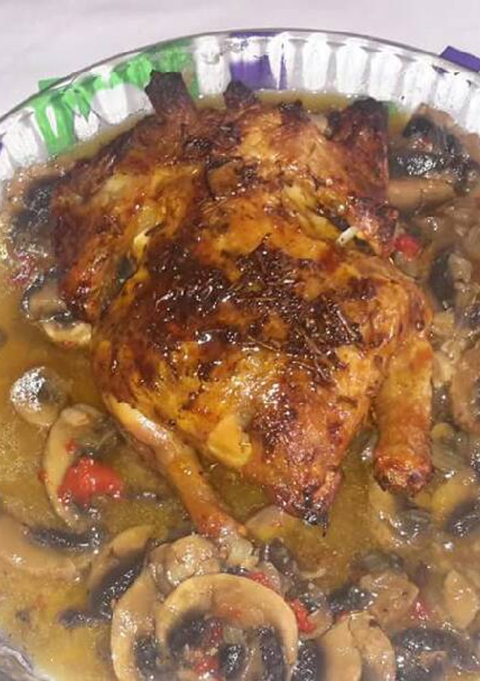 Una foto de Picantones al horno con champiñones