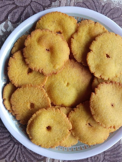 રવા મેંદા ની ફરસી પૂરી (Rava Maida Farsi Poori Recipe In Gujarati) રેસીપી મુખ્ય ફોટો