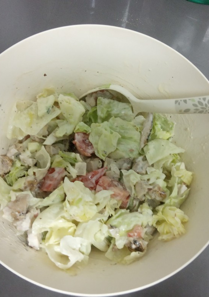 Una foto de Ensalada de pollo con salsa César 🥗