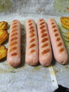 Una foto de Salchichas rellenas de queso con patatas al grill doble