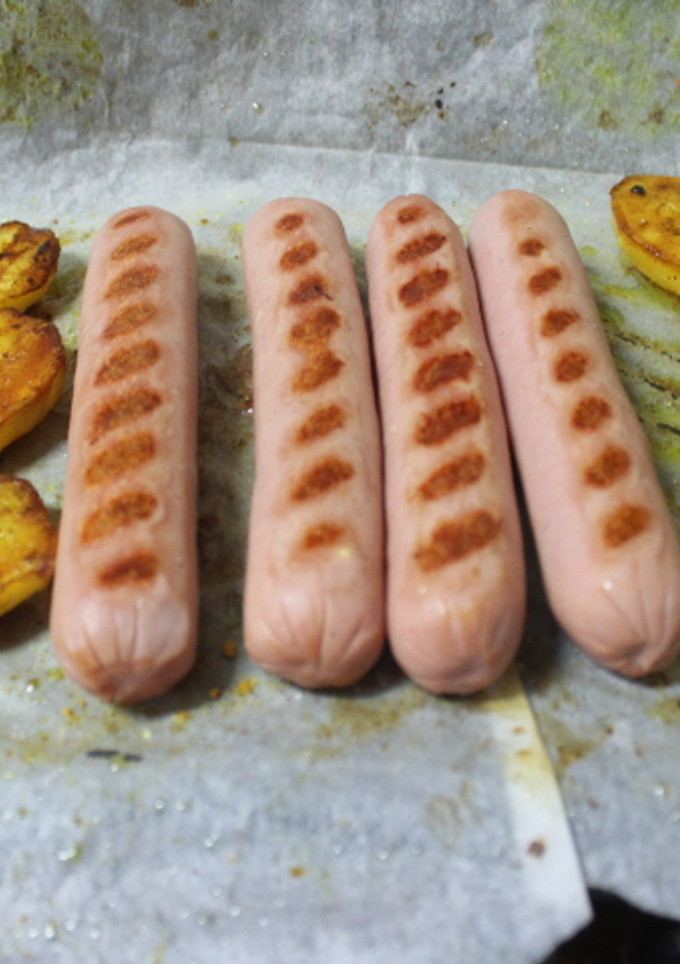 Una foto de Salchichas rellenas de queso con patatas al grill doble