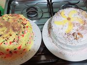 Una foto de torta de durazno manjar