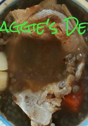 Una foto de Sopa de lentejas con chuleta de puerco