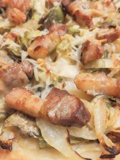 Una foto de Pizza de tocino magro y alcachofa