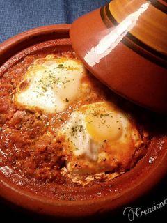 Una foto de Tajín de albóndigas con tomates y huevos