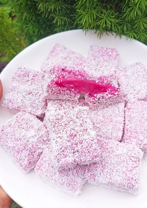 Hình của món Bánh nếp thanh long đỏ phủ dừa.