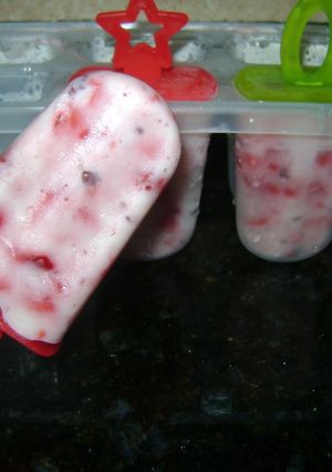 Una foto de Yogurt (heladitos con frutilla)