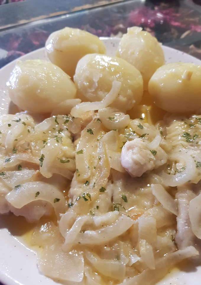 Una foto de Merluza encebollada con papas