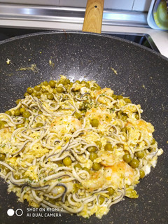 Una foto de Revuelto de gulas con langostinos
