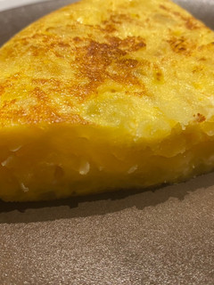 Una foto de Tortilla de patatas con tan solo un poco de aceite!!!