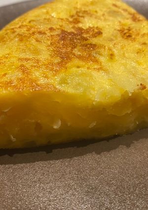 Una foto de Tortilla de patatas con tan solo un poco de aceite!!!