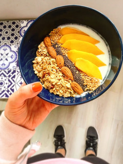Una foto de Bowl saludable de mango y muesli