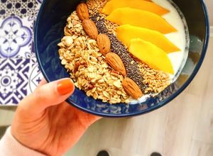 Una foto de Bowl saludable de mango y muesli