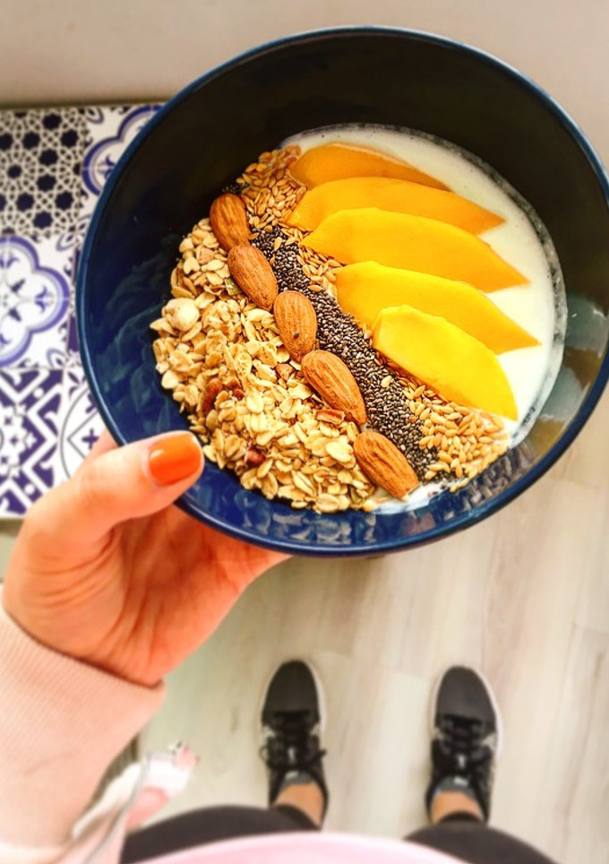 Una foto de Bowl saludable de mango y muesli