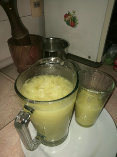 Una foto de Jugo de mburucuya con limón