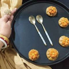 A picture of Nolenguder Sandesh with gajar halwa flower.