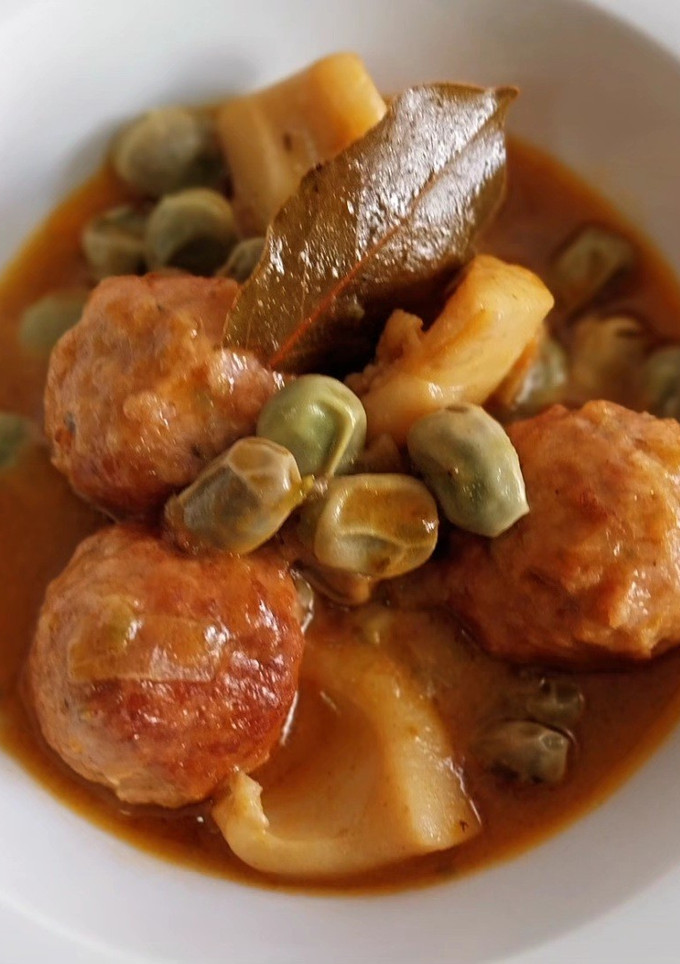 Una foto de Albóndigas con sepia y habas