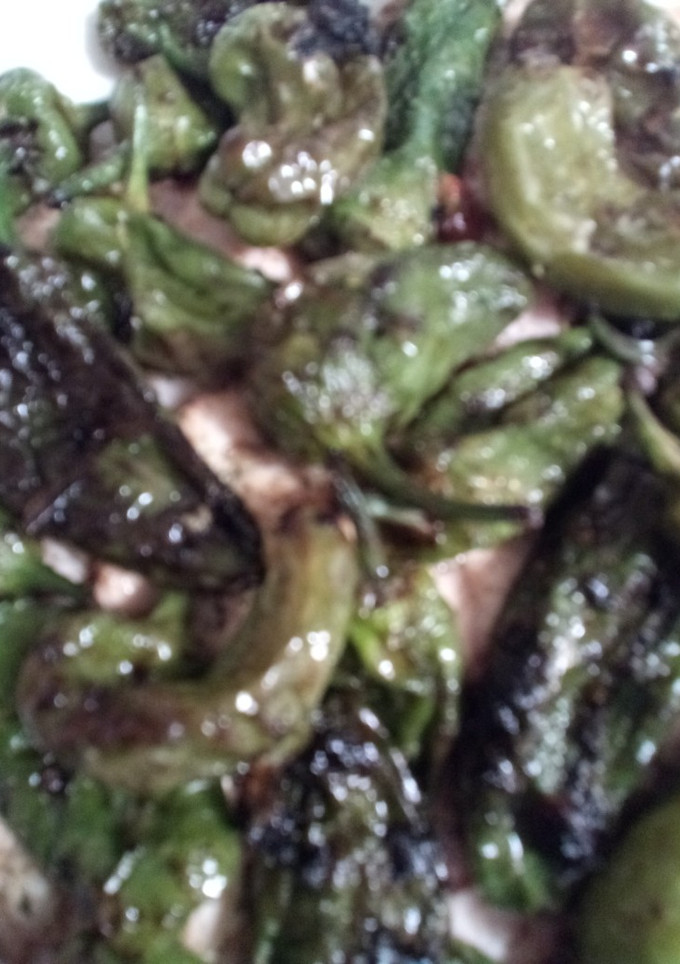 Una foto de Pavo marinado con pimientos verdes fritos