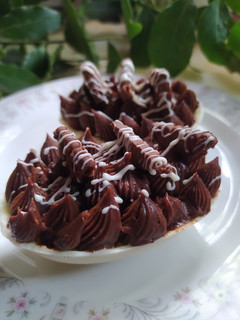 Una foto de Huevo de Pascua de chocolate blanco relleno