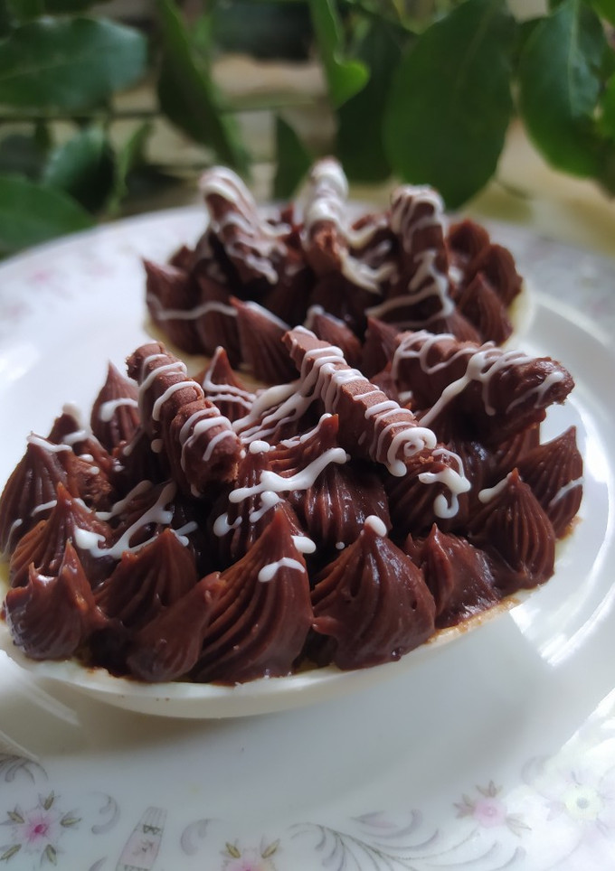 Una foto de Huevo de Pascua de chocolate blanco  relleno