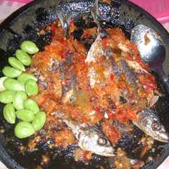 รูปของ Pecak ikan (ikan penyet)