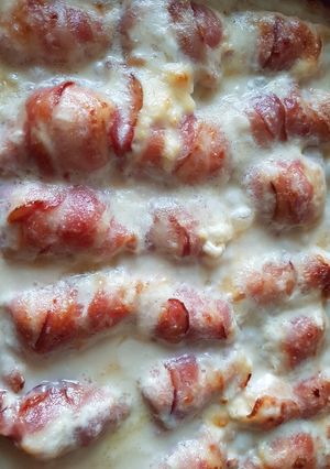 Baconbe tekert mackósajtos csirkemell recept fotója