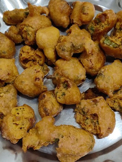  बेसन प्याज़ के पकौड़े (Besan pyaz ke pakode recipe in hindi) रेसिपी मुख्य फोटो