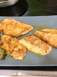 Una foto de Pechuga de pollo al ras el hanut