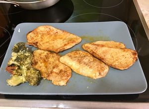 Una foto de Pechuga de pollo al ras el hanut