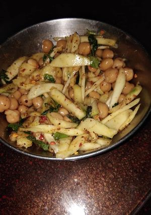 A picture of Chana salad.