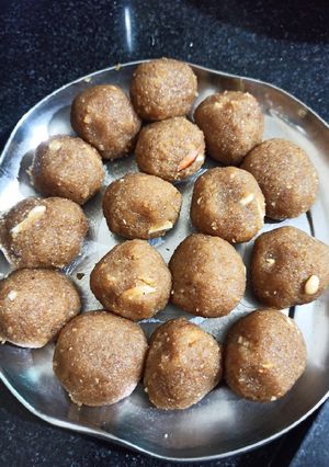 ચુરમા નાં લાડુ (Churma Ladoo Recipe In Gujarati) રેસીપી મુખ્ય ફોટો
