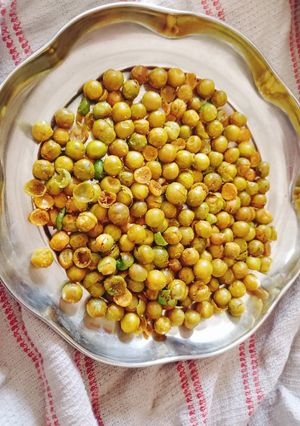 મસાલા વટાણા (Masala Vatana Recipe In Gujarati) રેસીપી મુખ્ય ફોટો