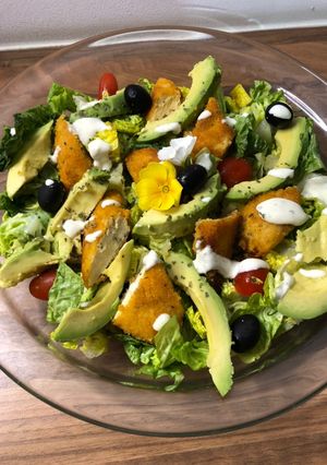 Une photo de Salade chicken avocado
