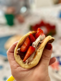 Una foto de Taco pancakes de fresas con Nutella y nata helada