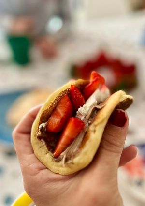 Una foto de Taco pancakes de fresas con Nutella y nata helada