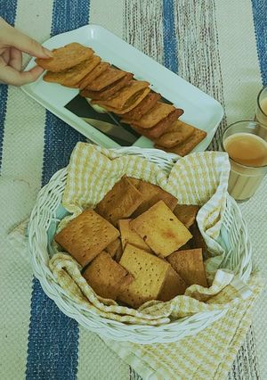 A picture of Baked Methi Mathri.