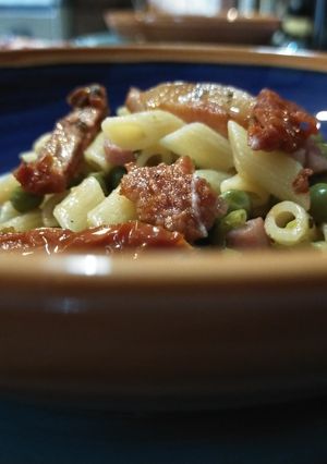 Foto di Mezze penne rigate ai pisellini